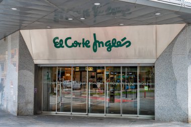 Pamplona, İspanya - 20 Mayıs 2024: Pamplona 'daki El Corte Ingles Girişi