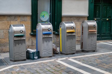 Pamplona, İspanya - 20 Mayıs 2024: Pamplona sokaklarında halkın geri dönüşümü için metal kutular