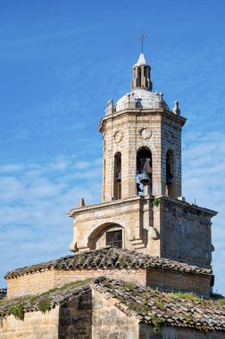 Puente La Reina, İspanya 22 Mayıs 2024 Puente La Reina köyündeki Haç Kilisesi 'nin çan kulesi.