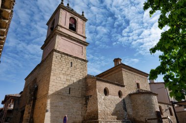 Puente La Reina, İspanya 22 Mayıs 2024 Puente La Reina köyündeki Aziz Peter Kilisesi 'nin çan kulesi.