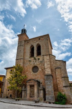 Cirauqui, İspanya - 22 Mayıs 2024: Cirauqui 'deki eski Katolik Kilisesi