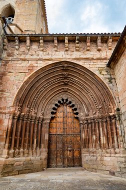 Cirauqui, İspanya - 22 Mayıs 2024: Cirauqui 'deki eski Katolik Kilisesi