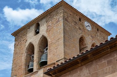 Cirauqui, İspanya - 22 Mayıs 2024: Cirauqui 'deki eski Katolik kilisesinin çan kulesi