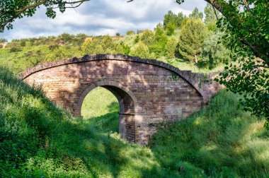 İspanya 'nın Cirauqui köyünün hemen dışındaki eski Roma taş köprüsü.