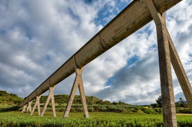 Cirauqui, İspanya - 23 Mayıs 2024: Kuzey İspanya 'daki Alloz Aqueduct