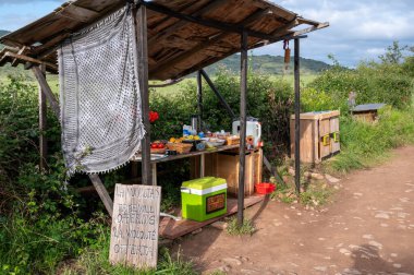 Cirauqui, İspanya - 23 Mayıs 2024: Cirauqui bağış için kamuflajda bir dinlenme tesisi.