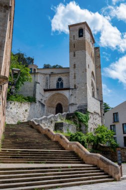Estella, İspanya - 23 Mayıs 2024: St. Peter Kilisesi 'ne çıkan merdivenler Kuzey İspanya' daki Estella köyü.
