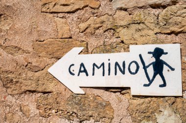 Azqueta, İspanya - 24 Mayıs 2024 İspanya 'daki Camino' ya giden yolu gösteren bir işaret