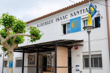 Los Arcos, İspanya 25 Mayıs 2024 Camino 'da Albergue Isaac Santiago' nun ön cephesi..