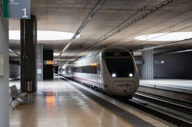 Logrono, İspanya - 27 Mayıs 2024 Logrono 'daki tren istasyonuna giden bir Renfe treni.