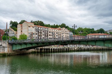Bilbao, İspanya - 27 Mayıs 2024: Bilboats.com turizm teknelerinden biri Bilbao 'da Nervin nehrinde.