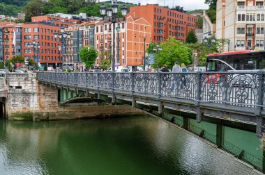 Bilbao, İspanya - 27 Mayıs 2024: Bilboats.com turizm teknelerinden biri Bilbao 'da Nervin nehrinde.