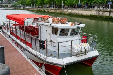 Bilbao, İspanya - 27 Mayıs 2024: Bilboats.com turizm teknelerinden biri Bilbao 'da Nervin nehrinde.