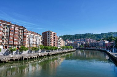Bilbao, İspanya - 28 Mayıs 2024: Bilbao 'nun kalbinde Nervion Nehri