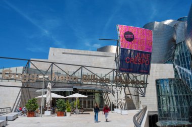 Bilbao, İspanya - 27 Mayıs 2024: Bilbao 'daki Guggenheim Müzesi Cephesi