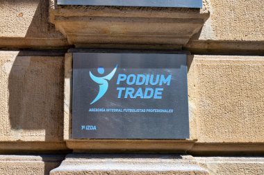 Bilbao, İspanya - 28 Mayıs 2024: Bilbao 'daki Podyum Ticaret Tabelası