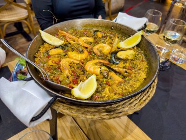 İspanya 'da bir restoranda taze pişmiş Paella sunucusu.