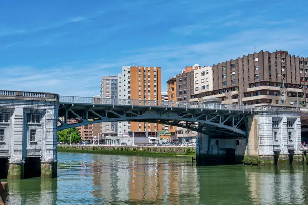 Bilbao, İspanya... 27 Mayıs 2024, Bilbao, Nervin nehri üzerindeki Salbeko Köprüsü.