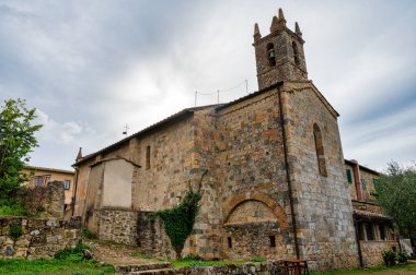 Monteriggioni, İtalya... 19 Eylül 2024: İtalya 'nın ortaçağ Monteriggioni kasabasındaki Saint Mary Kilisesi' nin Arkası
