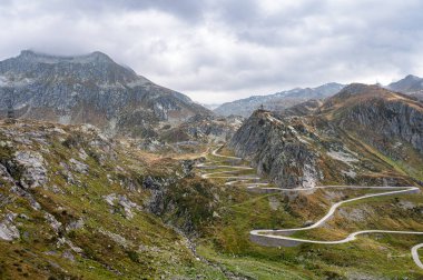 Alplerde Saint-Gotthard Massif 'i geçen bir İsviçre dağ geçidi.
