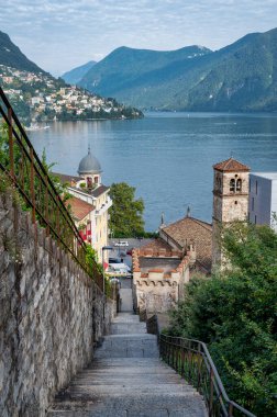 Lugano, Switzerland - 20 Haziran 2024 Lugano kentinde kullanılmayan eski Lugano Funicular demiryolunun yanındaki merdivenler