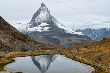 Matterhorn Dağı 'nın manzarası ve göldeki yansıması..