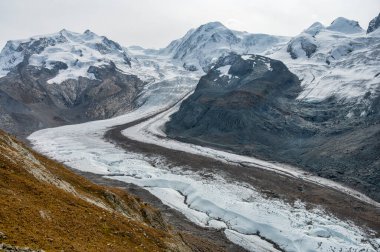 Küresel ısınma yüzünden eriyen İsviçre Alplerindeki Goner Buzulu veya Grenzgletscher