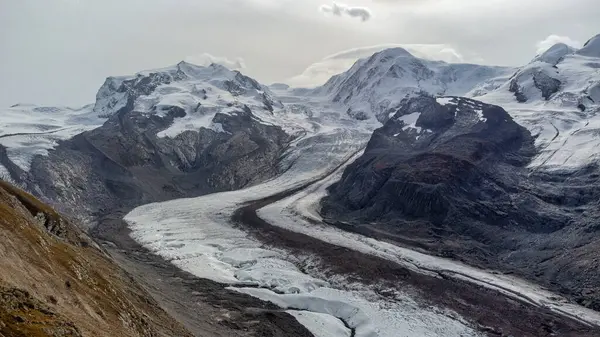 Küresel ısınma yüzünden eriyen İsviçre Alplerindeki Goner Buzulu veya Grenzgletscher