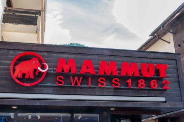 Zermatt, Switzerland - Sep 22, 2024: Zermatt 'taki Mammut İsviçre 1862 açık hava teçhizatı ve giyim mağazası tabelası