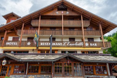 La Chapelle-d 'Abondance, Fransa- 23 Eylül 2024: Fransız Alpleri' ndeki Hotel Ensoleille ve Restoran 'ın önü.