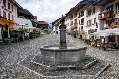 Gruyeres, Switzerland - 24 Eylül 2024 İsviçre 'nin Alplerdeki Gruyeres köyündeki ana çeşme.