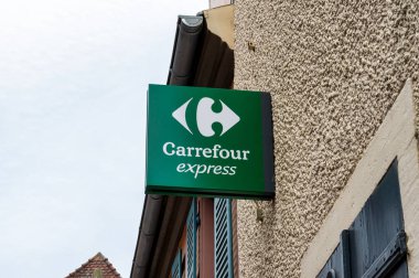 Ribeauville, Fransa - 25 Şubat 2024 Ribeauville 'deki Carrefour ekspres köyünün işareti..