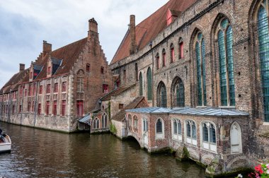 Bruges, Belçika - Bölüm 27, 2024: Bruge 'deki kanalın yanındaki St. Johns Hastanesi.