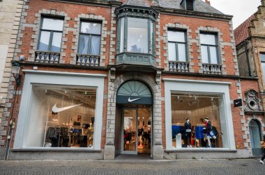 Bruges, Belçika - Bölüm 27, 2024: Bruge 'deki Nike mağazasının önü