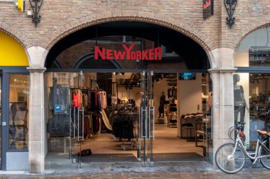 Bruges, Belçika - Bölüm 27, 2024: Bruges 'deki New Yorker mağazasının önü