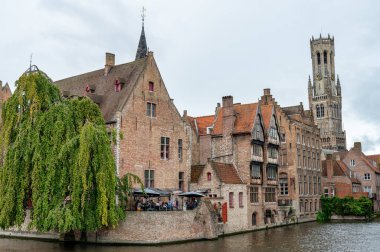 Bruges, Belçika - Bölüm 27, 2024: Bruges 'deki Rosary Rıhtımı' ndaki eski binalar.