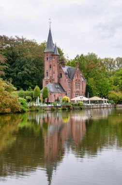 Bruges, Belçika - Sep 27, 2024: Kasteel Minnewater Lokantası Brüj 'deki Aşk Gölü' nün sonunda .