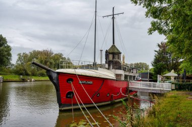 Bruges, Belçika - Sep 27, 2024: Brüj 'deki Lichtship Mayflower tekne restoranı