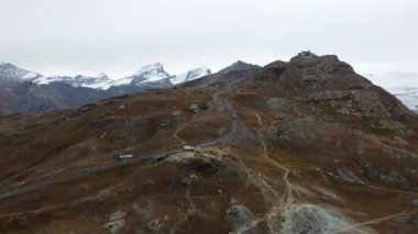 İsviçre 'de Alp Dağları' na giden bir trenin hava videosu.