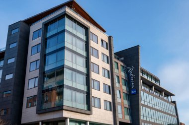 Dublin, Ireland- 3 Şubat 2025: Golden Lane 'deki Radisson Blu Royal Oteli' nin yanı