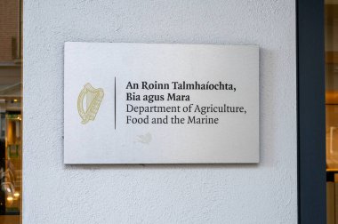 Dublin, Ireland- 4 Şubat 2025 Tarım Bakanlığı ve Dublin Denizci Şehir Merkezi İşareti.