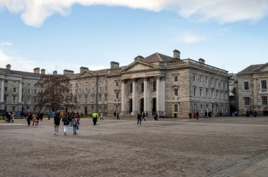Dublin, Ireland- 4 Şubat 2025 Dublin şehir merkezindeki Trinity Koleji 'nde kamp alanı ve bina.