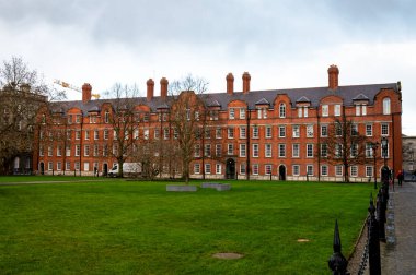 Dublin, Ireland- 4 Şubat 2025 Dublin şehir merkezindeki Trinity Koleji 'nde kamp alanı ve bina.