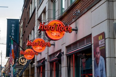 Dublin, Ireland- 4 Şubat 2025 Dublin şehir merkezinde arka arkaya üç Hard Rock Cafe tabelası.