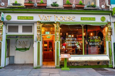 Dublin, Ireland- 4 Şubat 2025 Dublin şehir merkezindeki Vat House Bar 'ın önü.