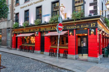 Dublin, Ireland- 4 Şubat 2025 Dublin şehir merkezindeki Eski Dubliner Bar 'ın önü.