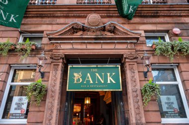 Dublin, Ireland- 4 Şubat 2025 Dublin şehir merkezindeki Bank Bar ve Restoran 'ın önü.