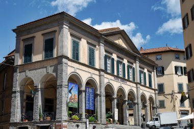 Cortona, İtalya - 7 Temmuz 2025: Cortona 'daki Teatro Signorelli' nin önü