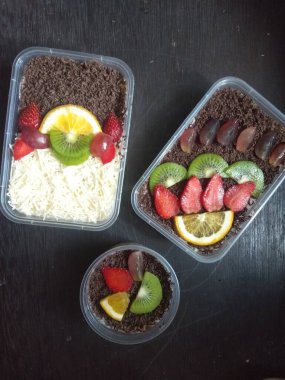İçinde dilimlenmiş üzüm, kavun, mango ve portakal bulunan meyve salatası. Sağlıklı bir diyet için uygun