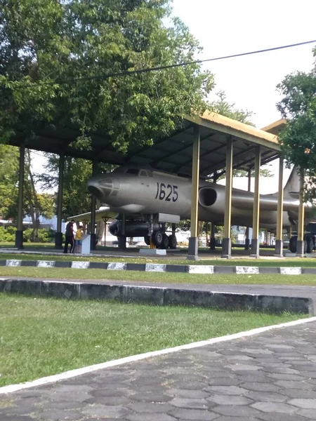 2022年7月 インドネシアのジョグジャカルタ 航空宇宙博物館に展示されている古い軍用機 ロシア対ウクライナ戦争のテーマに適しています — ストック写真